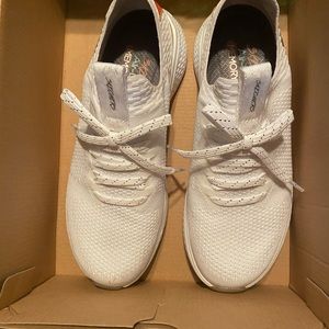 BARELY WORN SKECHERS TENNIS SHOES